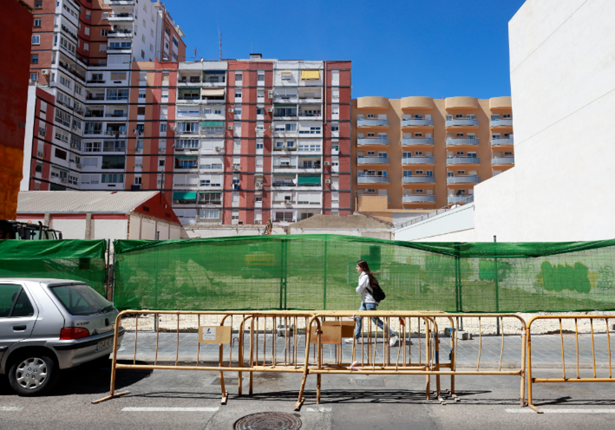 Obras para la construcción de una residencia de estudiantes en la avenida del Puerto de Valencia.