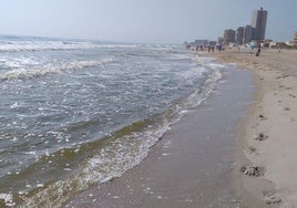 Agua de una playa del Perellonet con tono verdoso, el pasado sábado.