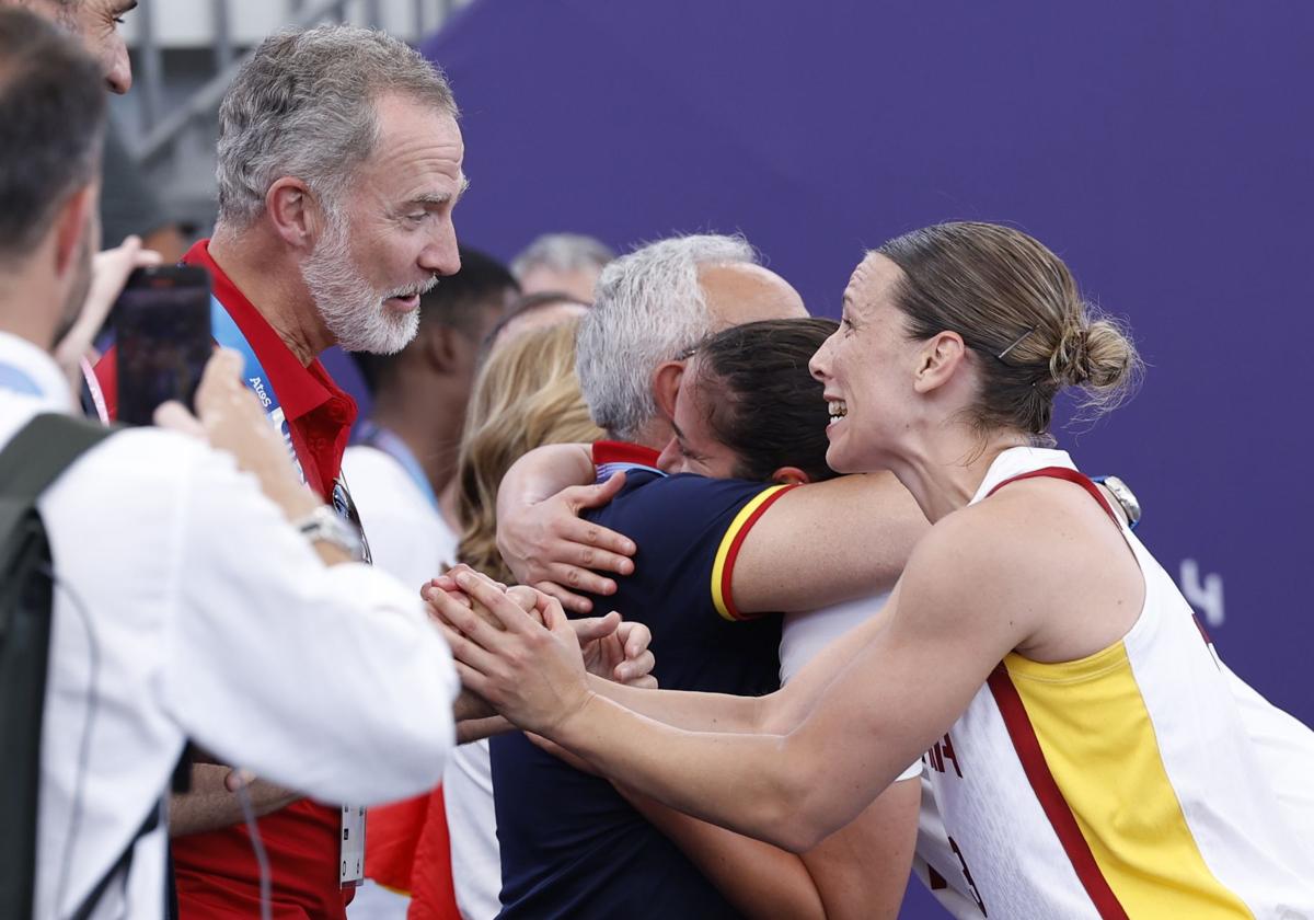 El rey Felipe VI saluda a la jugadora valenciana Sandra Ygueravide.