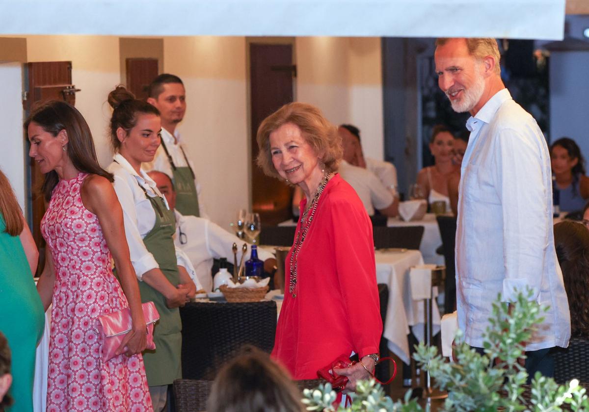 La Familia Real disfruta de una distendida cena durante sus vacaciones en Mallorca.