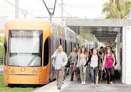 Un hombre provoca el pánico en el TRAM de Alicante al decir que iba a explosionar en un túnel una maleta cargada de explosivos