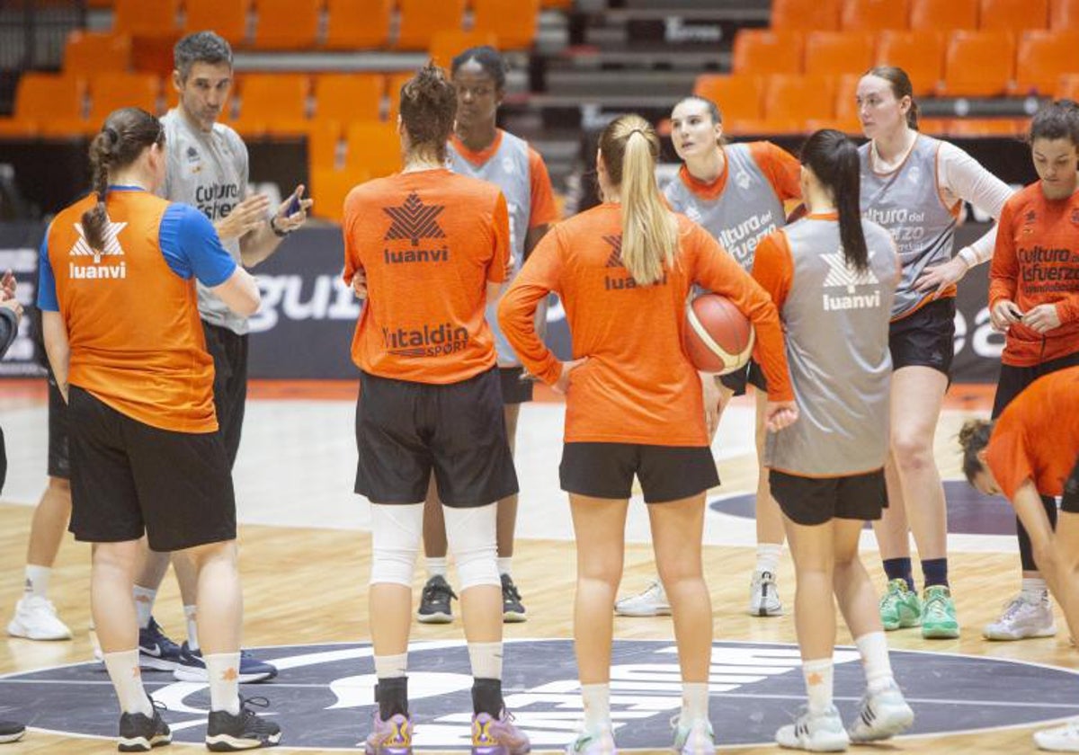 Rubén Burgos da una charla a sus jugadoras en un entrenamiento.