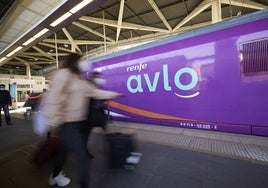 Tren de Avlo en la estación Joaquín Sorolla de Valencia.