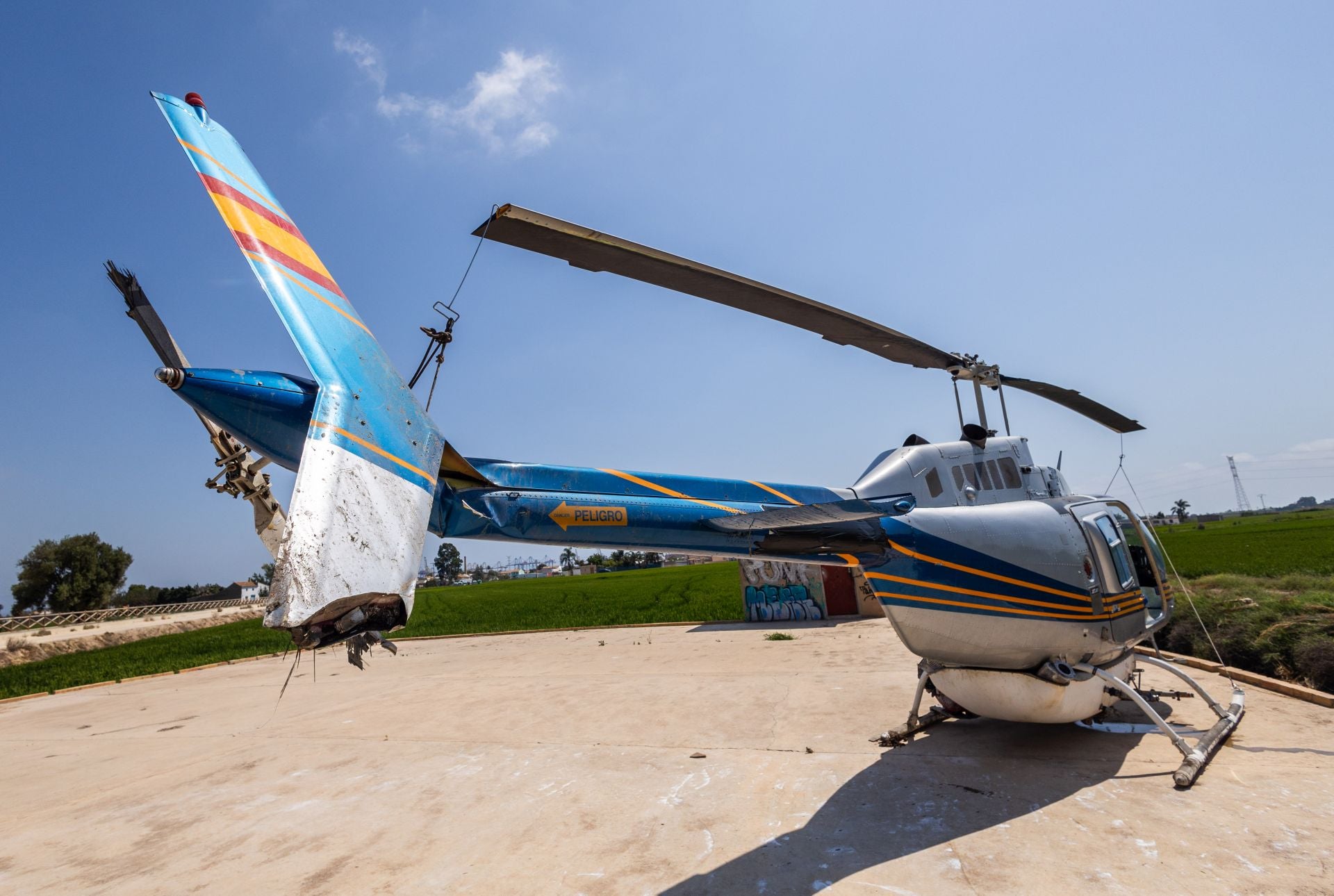 FOTOS | Un helicóptero de fumigación se estrella en los arrozales de la Albufera