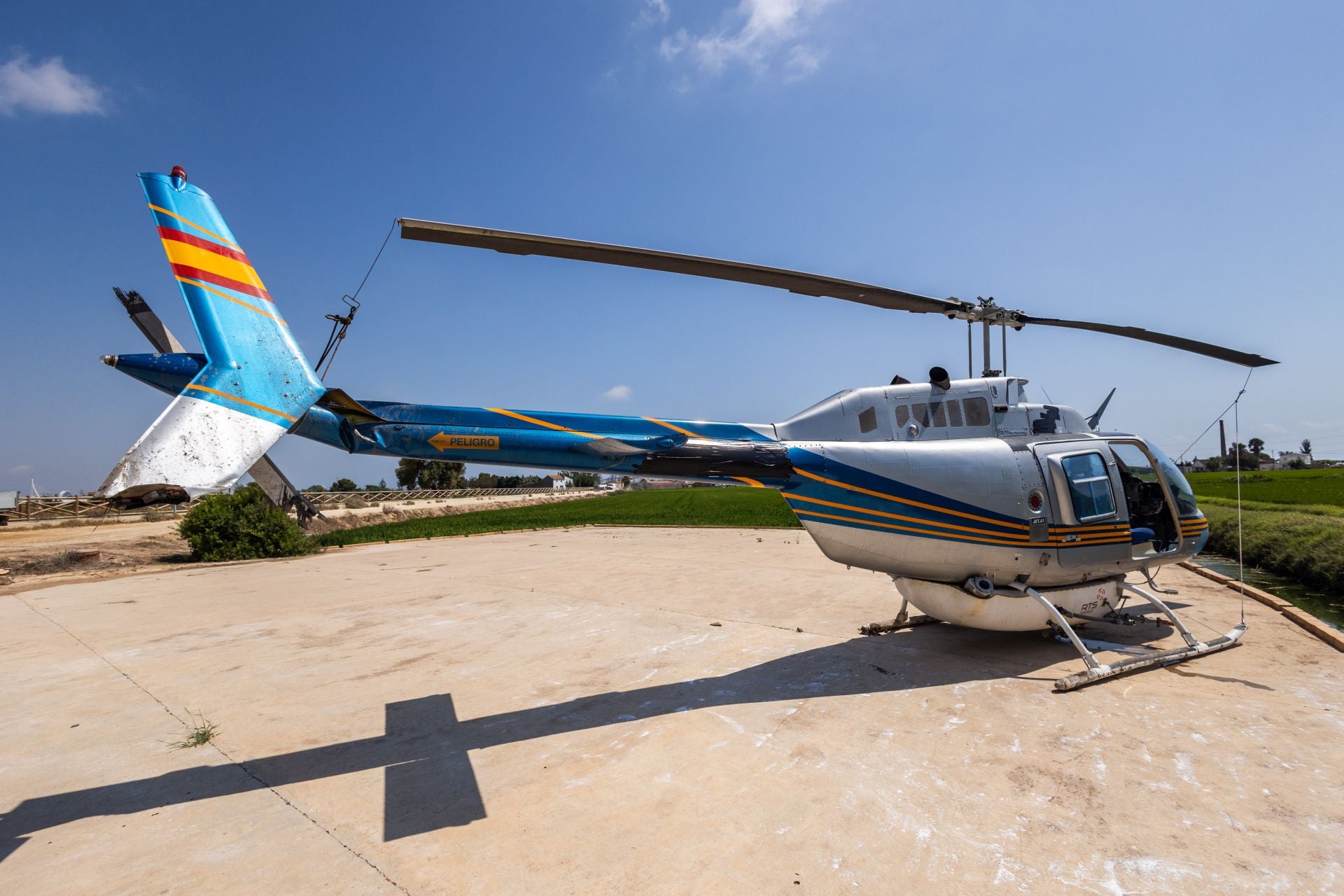 FOTOS | Un helicóptero de fumigación se estrella en los arrozales de la Albufera