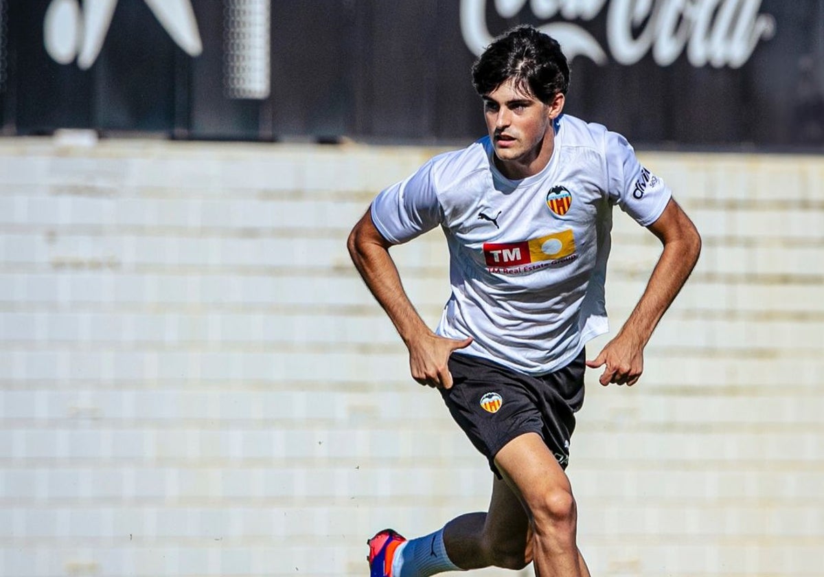 Javi Guerra durante un entrenamiento del Valencia CF esta pretemporada