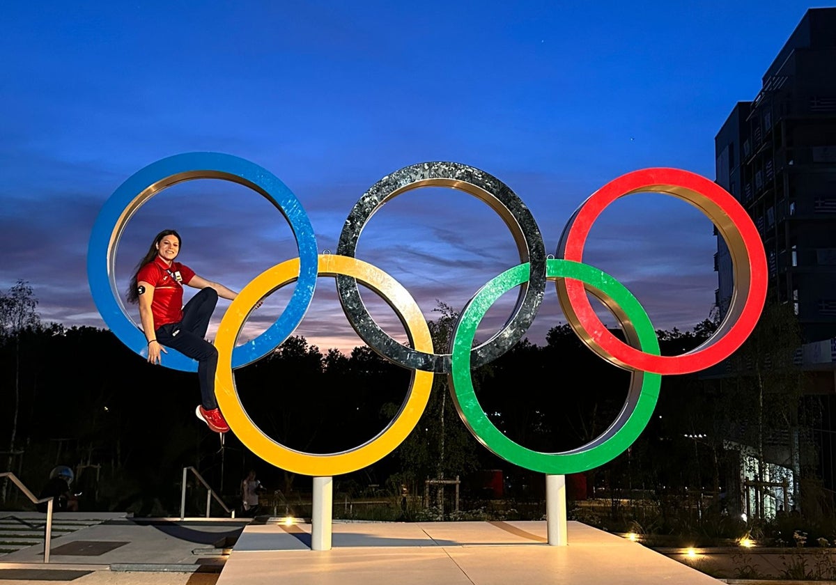 Ángela Martínez posa junto a el logo de los Juegos Olímpicos