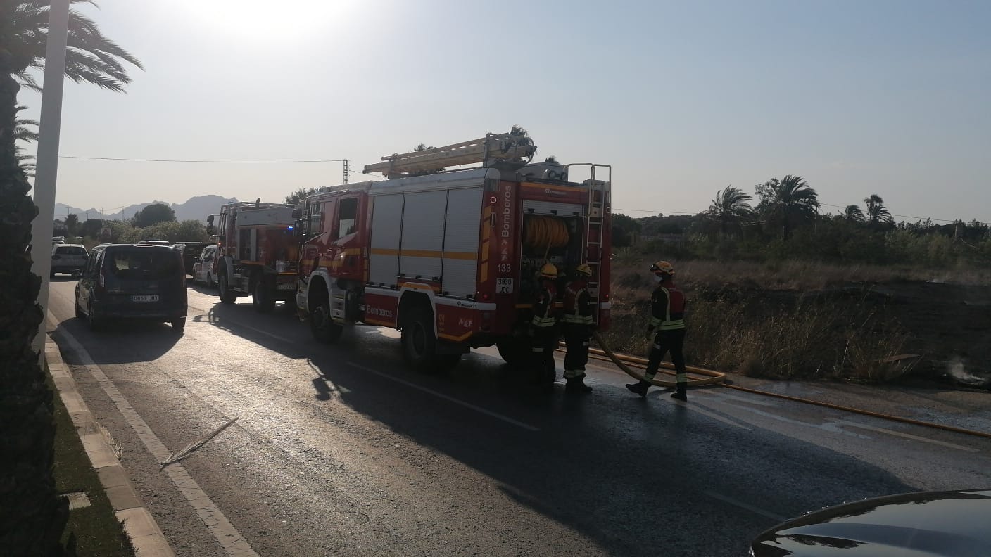 Los bomberos cortaron uno de los carriles de la CV-725.