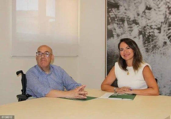 La concejala de Bienestar Social, Mica Hurtado, firma el convenio con Cocemfe.