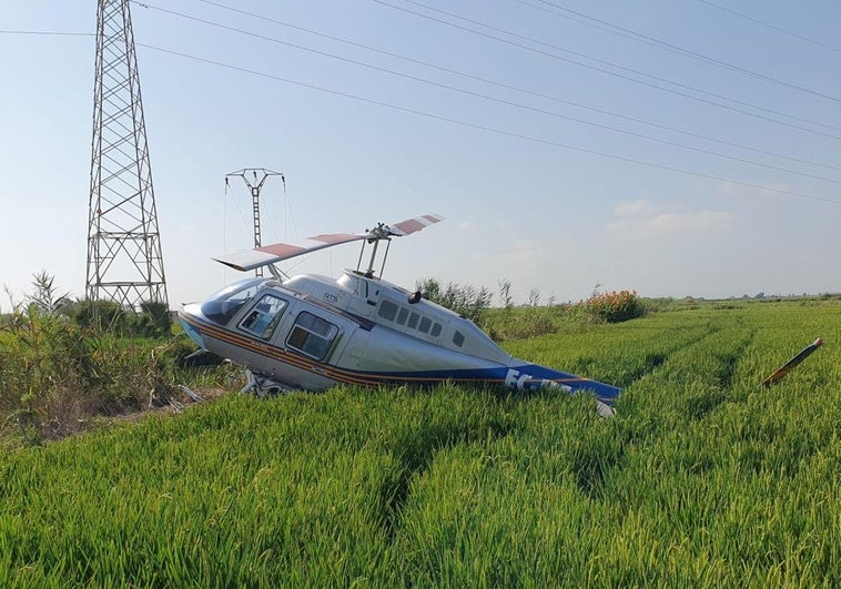 El helicóptero siniestrado, junto a la torre con el cableado eléctrico, en Alfafar.