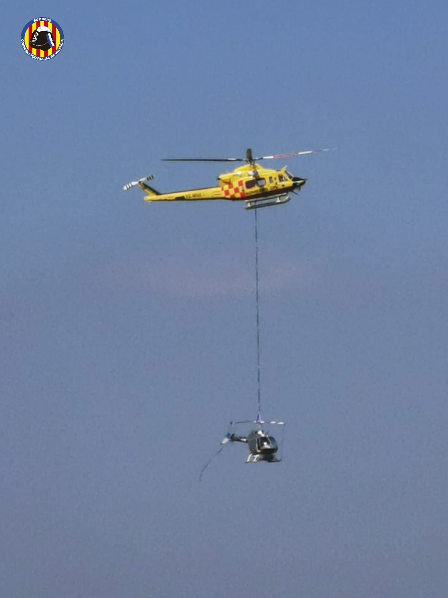 FOTOS | Un helicóptero de fumigación se estrella en los arrozales de la Albufera