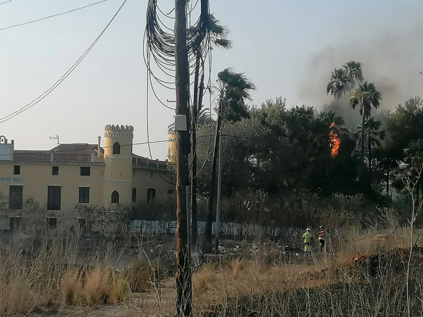 Un incendio en un descampado de Dénia obliga a cortar un camino y uno de los carriles de la CV-725 