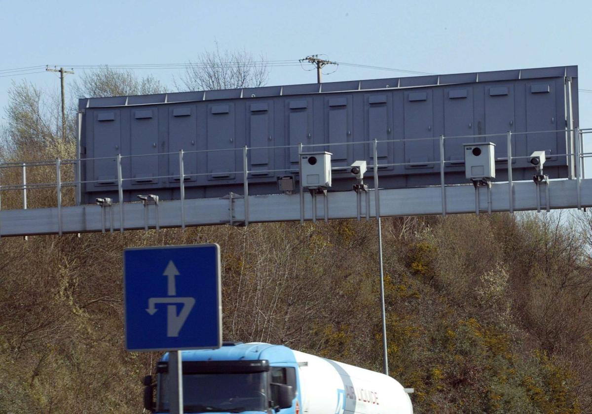 Cómo saber si detrás de un panel de carretera hay un radar fijo de la DGT