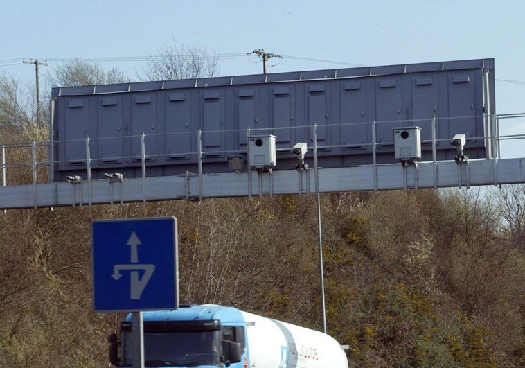 Un radar de velocidad detrás de un panel informativo en una carretera española.