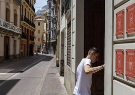 Un turista accede a una vivienda de alquiler vacacional en Valencia.