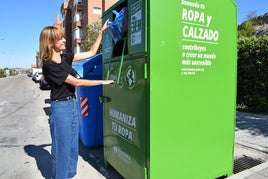 Contenedores de reciclaje de textil.