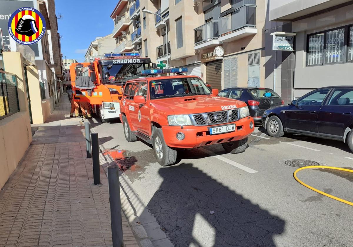 Rescatan a un hombre al incendiarse su vivienda en Gandia 