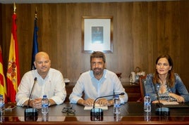 El presidente de la Generalitat durante su visita al Ayuntamiento de Teulada.