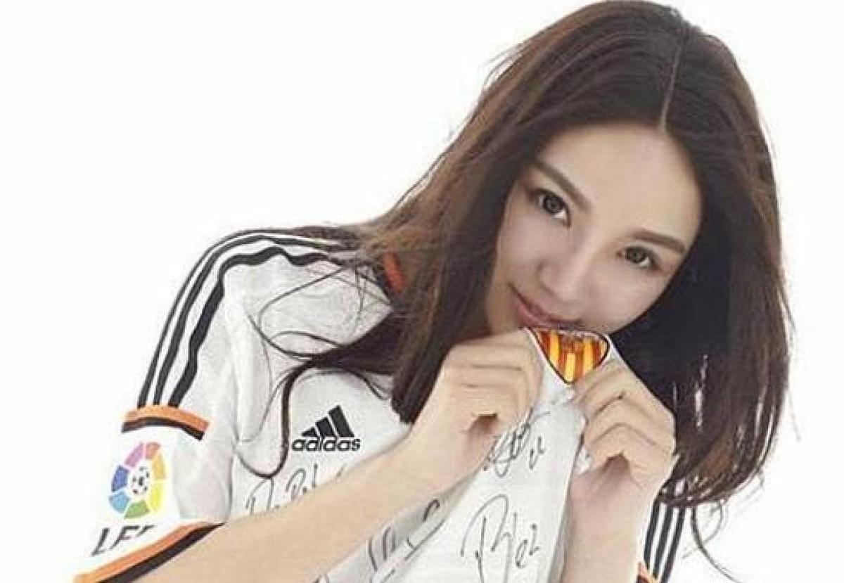 Kim Lim, con una camiseta del Valencia CF.