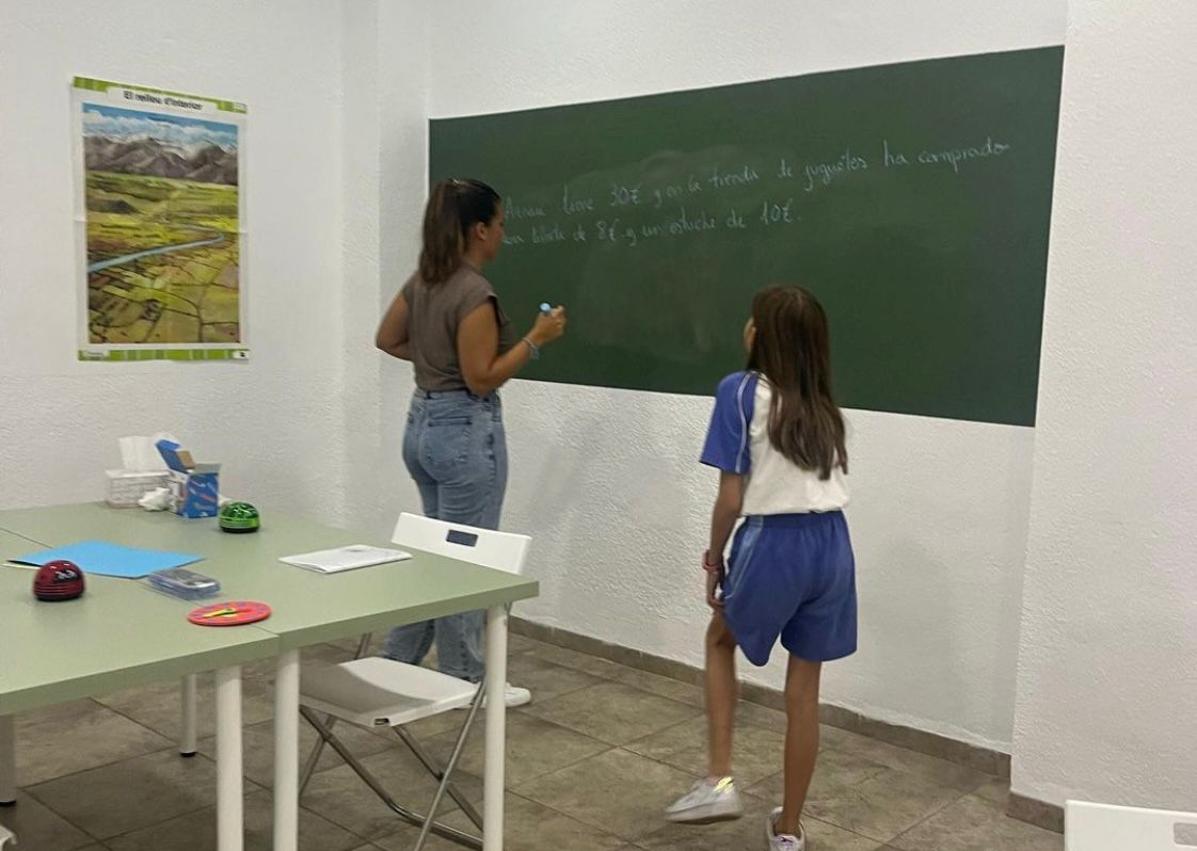 Imagen secundaria 1 - Juegos y clases en la academia durante el verano.