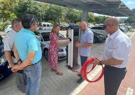 La alcaldesa en funciones y edil Julia Climent, junto a los puntos de recarga próximos al centro comercial Aqua.