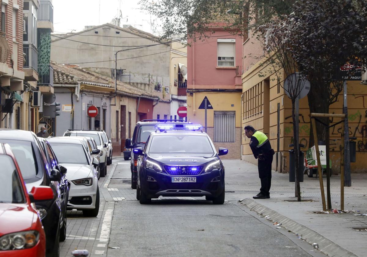 Policías en el barrio del Xenillet en una imagen de archivo.