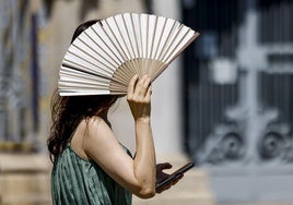 Una mujer se protege del sol en Valencia.