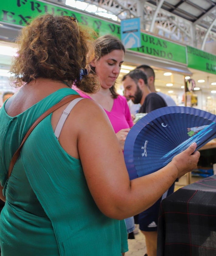 Imagen secundaria 2 - Imagen de una lipotimia registrada el miércoles y ventiladores y abanicos, en el Mercado Central.