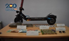 Patinete utilizado para la venta de droga, dinero y sustancias encontradas en los registros.