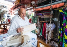 El probador de Francis Montesinos en su casa de Llíria, donde guarda decenas de sus diseños.