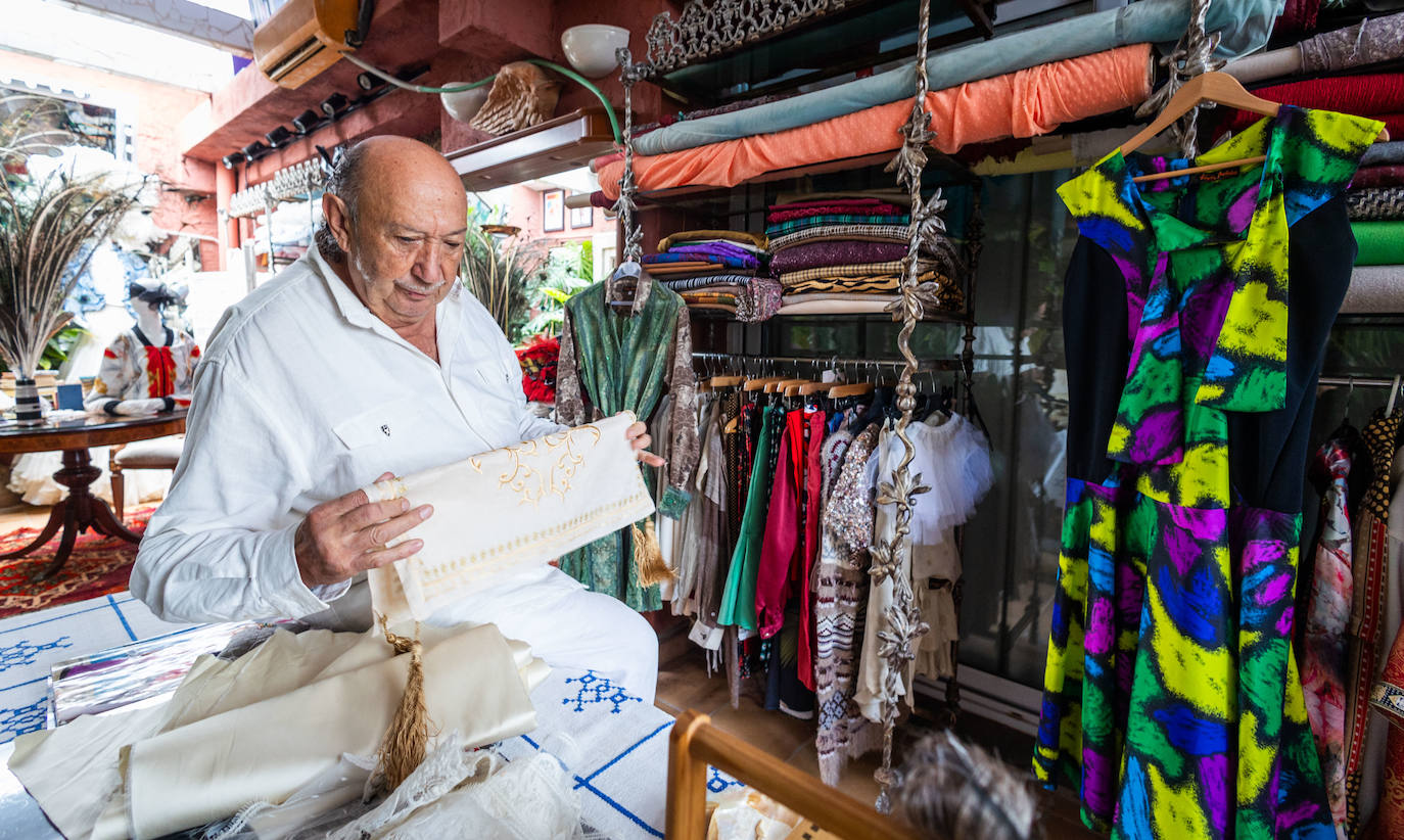 En el probador que ha habilitado acuden aquellas personas que quieren un traje diseñado por Francis, aunque ha llegado un momento de su vida en que selecciona bien a su clientela.