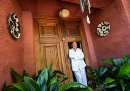 Francis Montesinos, a la puerta de su casa de Llíria, donde fue asaltado y donde estuvo seis meses sin poder vivir.