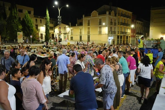 Los vecinos preparan sus 'fanalets' con sandías.