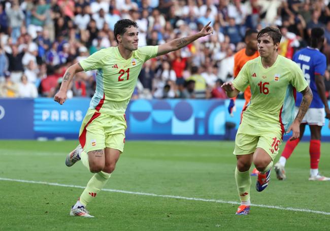 Camello (21) celebra un gol.