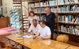 Momento de la firma de la donación del documento sonoro al Archivo municipal.