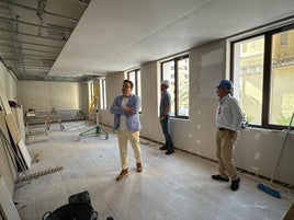 El alcalde visita las obras en el edificio.