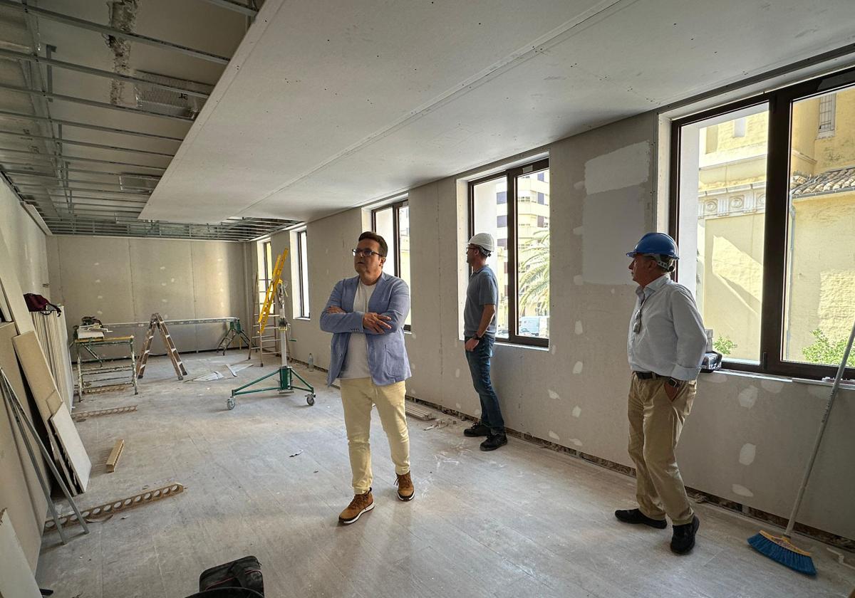 El alcalde visita las obras en el edificio.