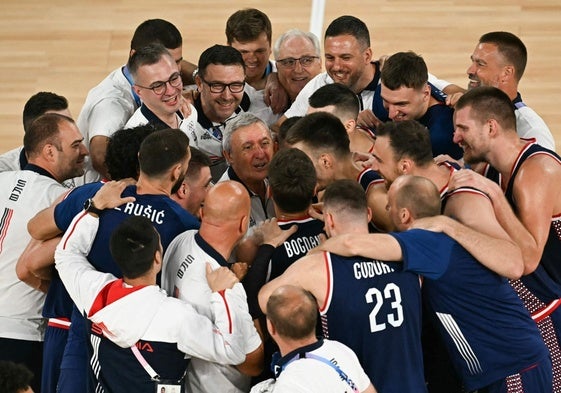 Svetislav Pesic, en el centro, celebra el bronce en París con sus jugadores y cuerpo técnico.