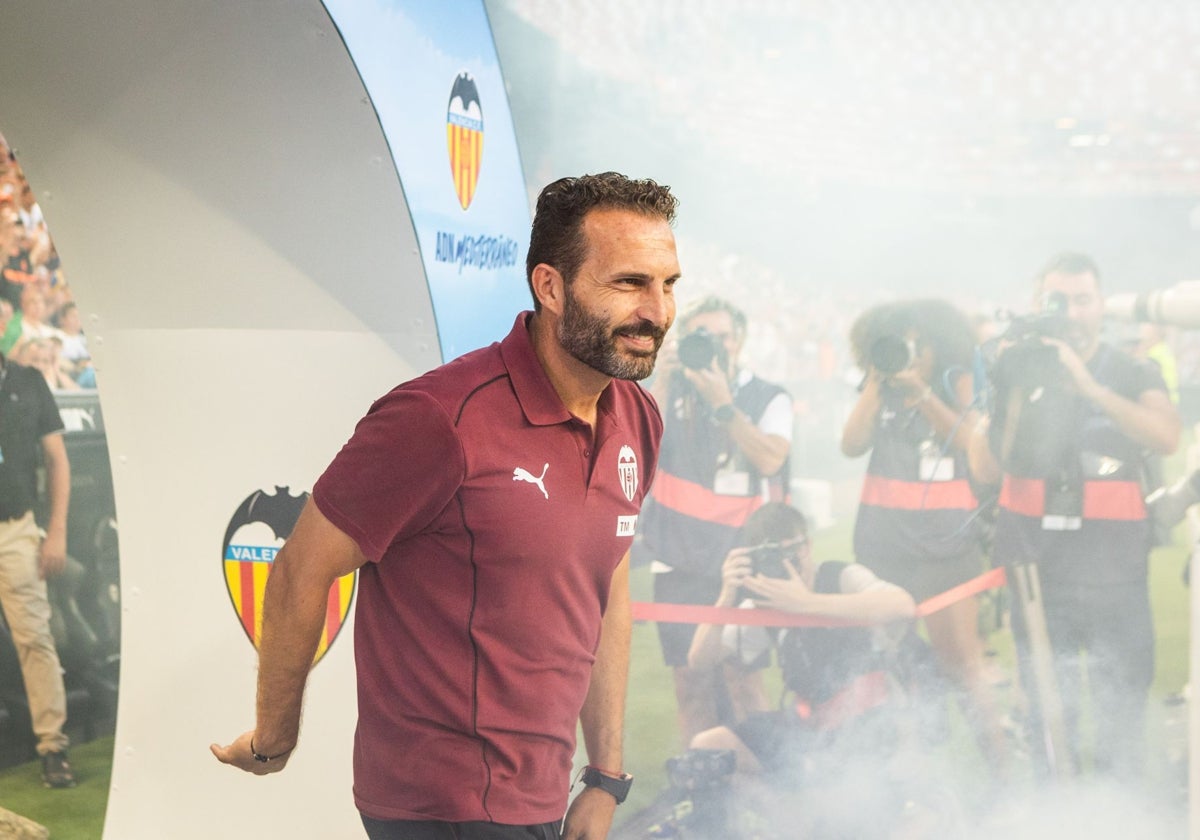 Rubén Baraja, sonriente, en su salida al césped durante la presentación.