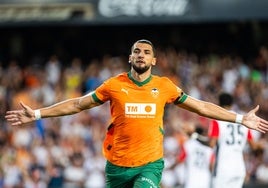 Rafa Mir celebra su primer gol con el Valencia en Mestalla en el Trofeo Taronja