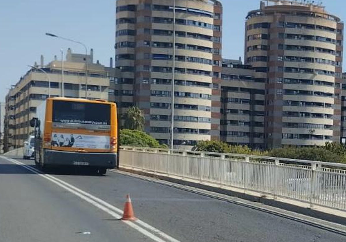 El autobús que arrolló al ciclista en el lugar del accidente.