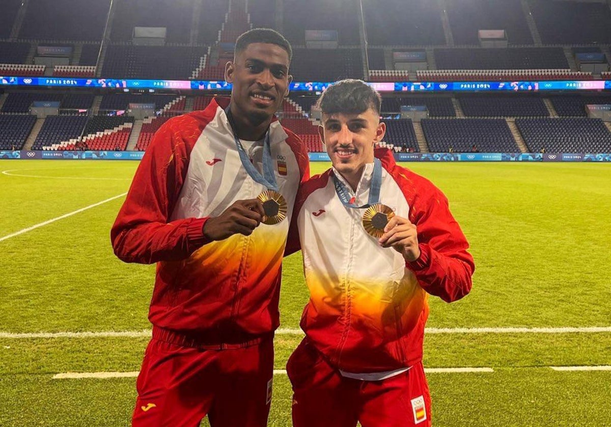 Mosquera y Diego López posan con la medalla de oro en el césped.