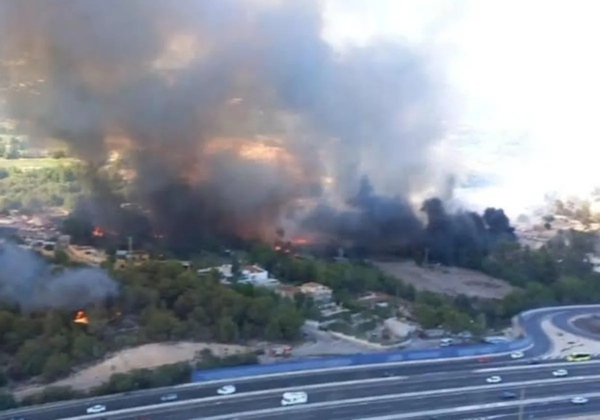 Un incendio en Benidorm obliga a cortar la AP-7 