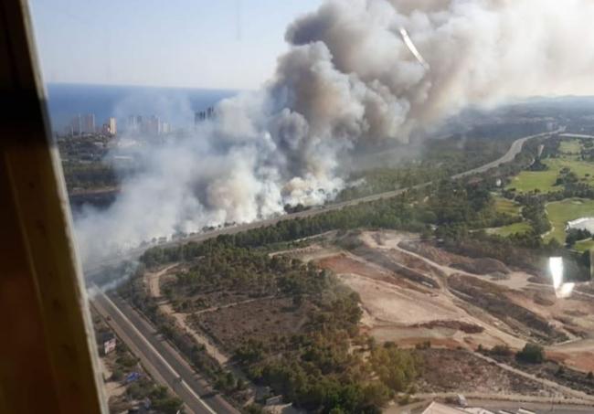 Vista aérea del incendio en Benidorm.