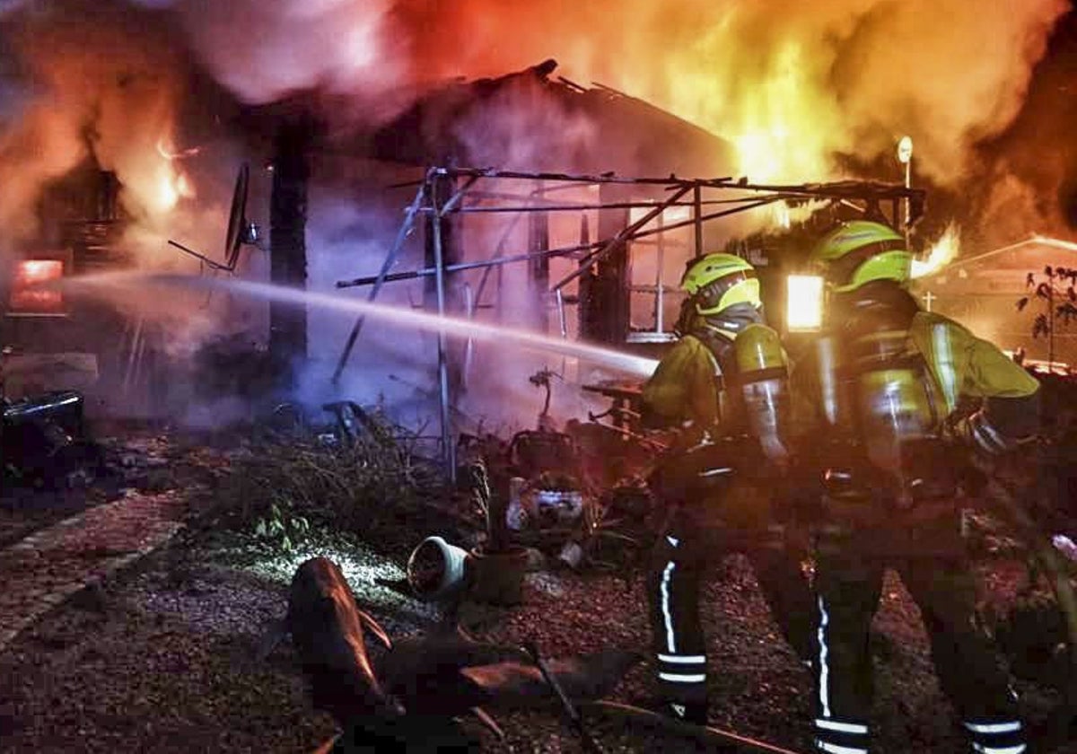 Los bomberos trabajan en un reciente incendio en un camping de Benidorm, en una imagen de archivo.