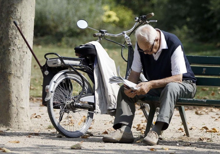 Un jubilado leyendo el periódico.