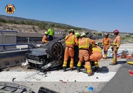 Los bomberos trabajan en el rescate de una de las víctimas del accidente de tráfico de Moixent.