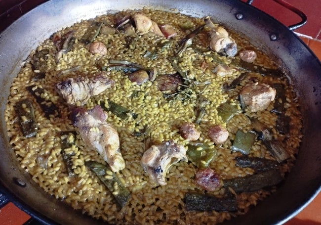 Paella valenciana de la Ribera, con sus «pilotetes».