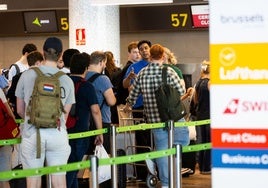 Pasajeros en el aeropuerto de Valencia.