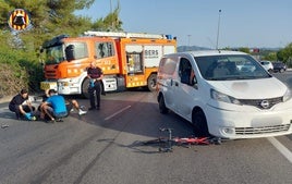 Momento en el que ciclista es atendido tras ser atropellado.